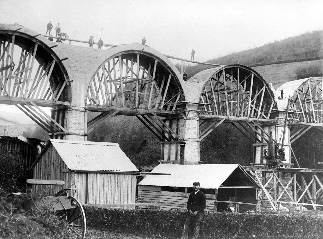 Chelfamin maasilta rakenteilla, n. 1896 tekijältä English Photographer