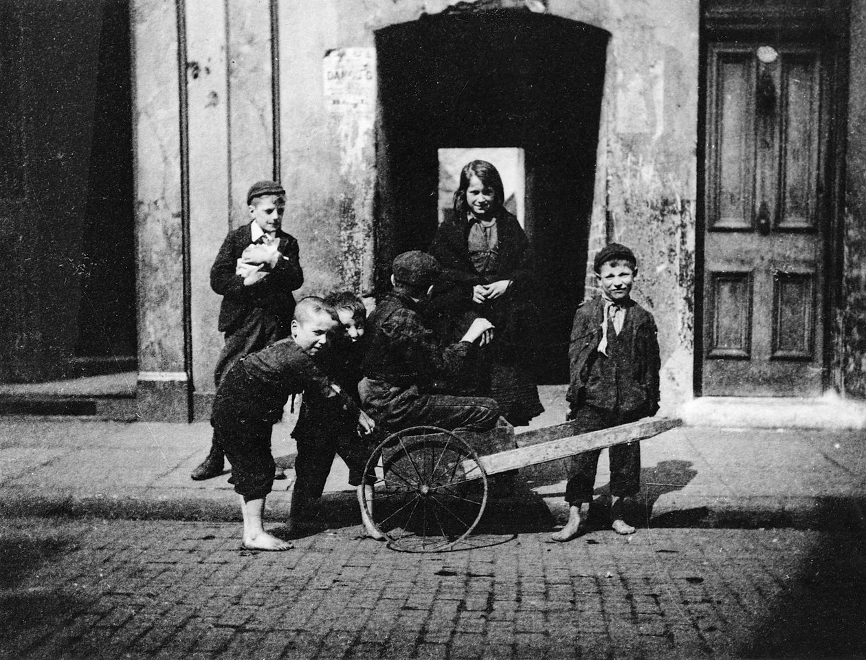 Lapset Lontoon slummissa tekijältä English Photographer