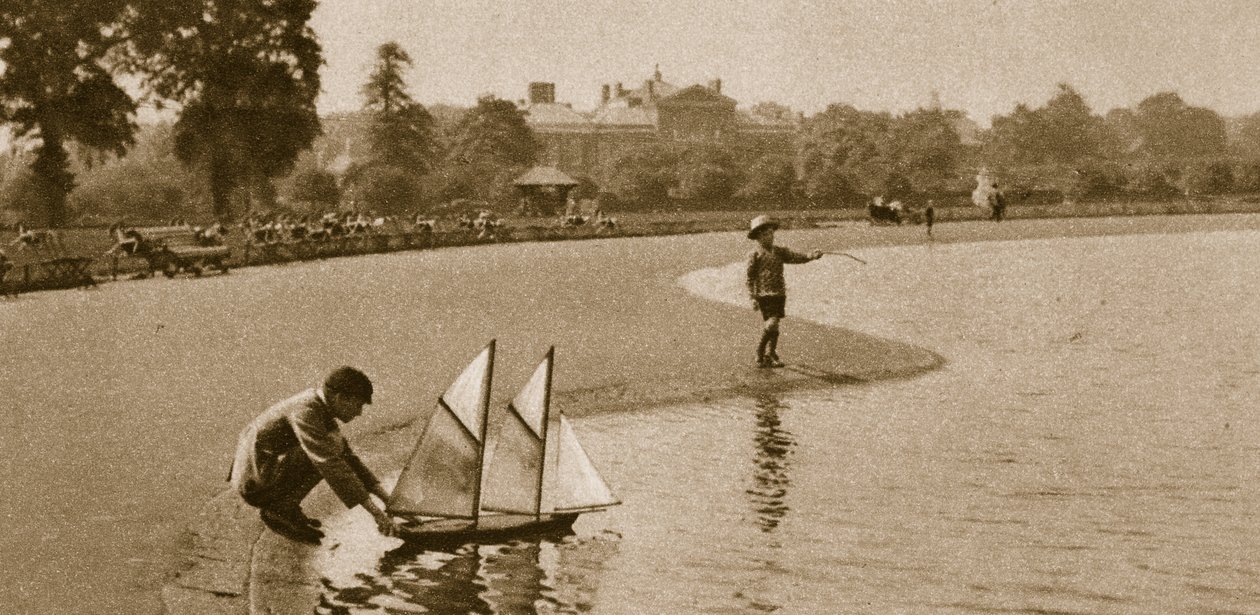 Lasten kilpamalliveneitä Round Pondissa, Kensington Gardens, 1926 (seepiakuva) tekijältä English Photographer