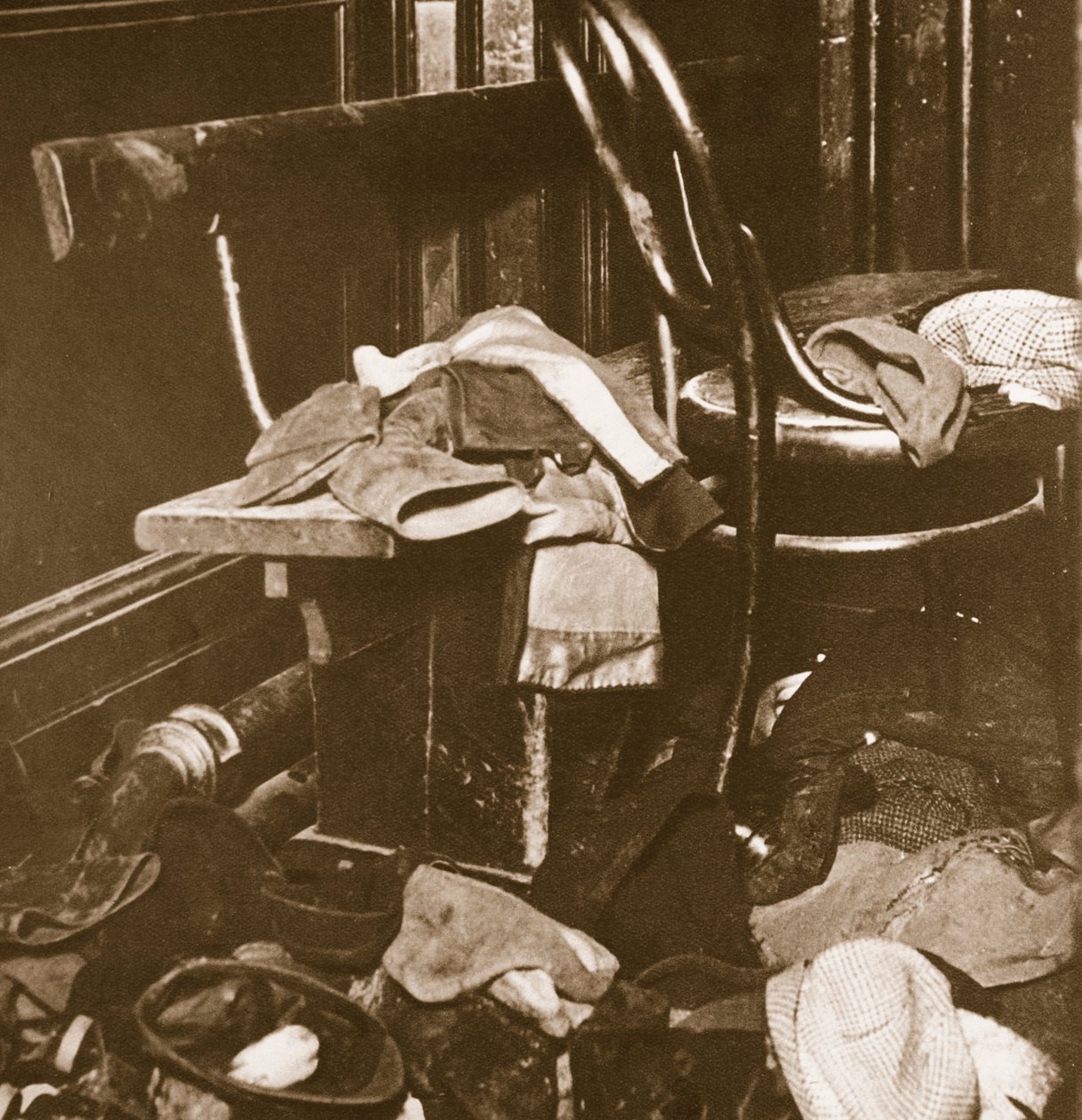 Lasten vaatteet hylätty Paisley-elokuvateatterissa paloevakuoinnin seurauksena, 31. joulukuuta 1929 tekijältä English Photographer