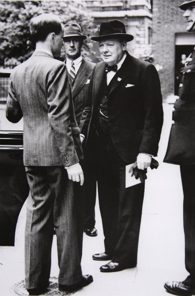 Churchill lähtee Downing Streetiltä Buckinghamin palatsiin ottaakseen kuningas George VI:n kirjeen Yhdysvaltain presidentiltä vuodelta 1941. tekijältä English Photographer