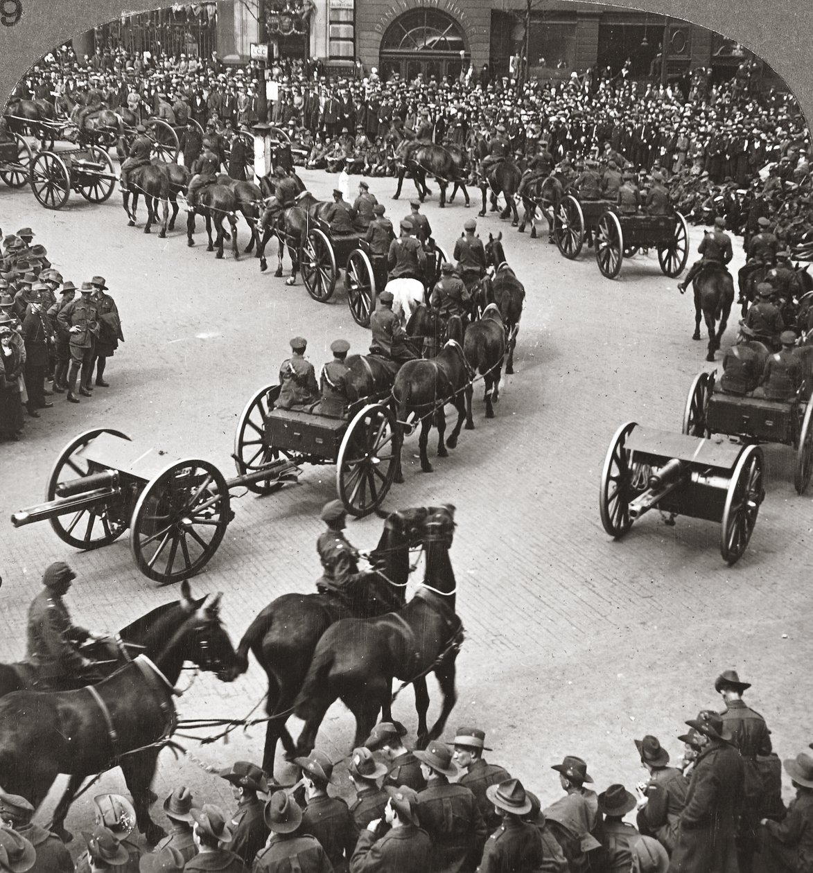 Sodan lopun muistoksi anzakit todistavat Empires-joukkojen katsauksen Lontoossa tekijältä English Photographer