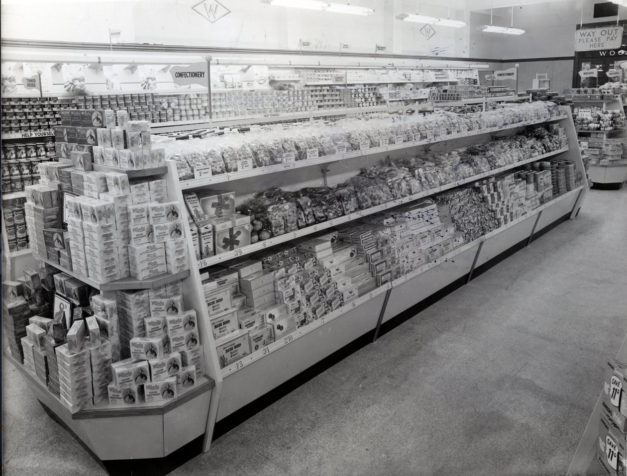 Woolworths-myymälän makeishylly, 1956 tekijältä English Photographer