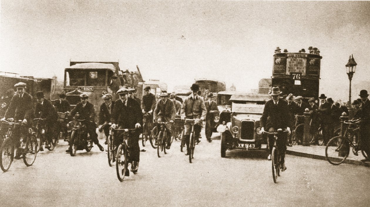 Kaupungin työntekijöiden joukko Blackfriars Bridgellä suuren lakon aikana, upeasta Lontoosta, julkaistu 1926-27 (syväpaino) tekijältä English Photographer