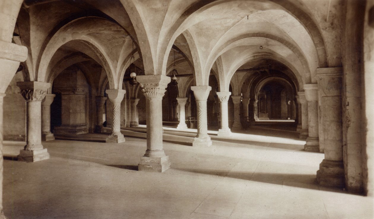 Canterburyn katedraalin krypta, noin 1920 tekijältä English Photographer