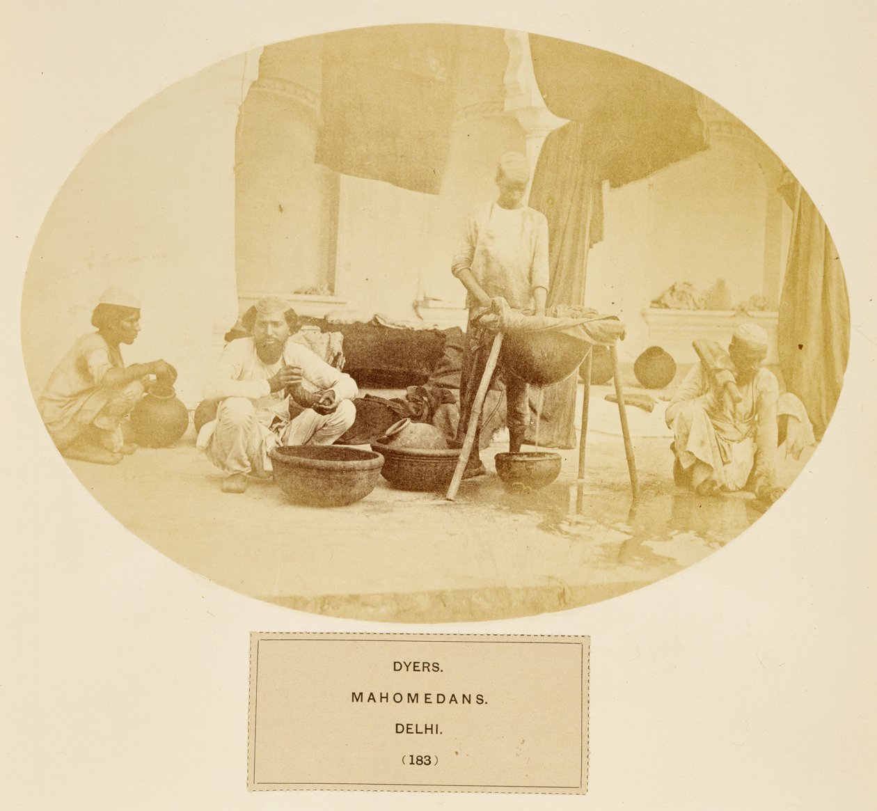 Dyers, Mahomedans, Delhi, The People of India, kirjoittanut J. Forbes Watson, julkaistu 1868 (albumiprintti) tekijältä English Photographer