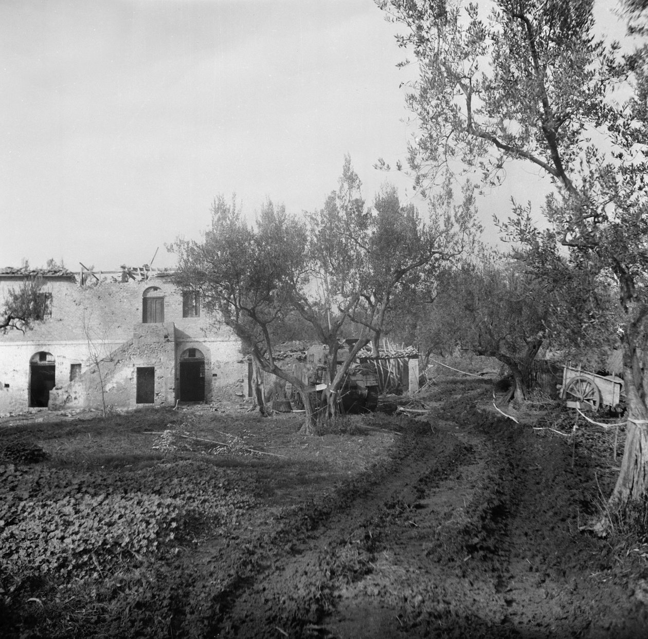 Sisäänkäynti kaistalle miinakentän kautta, joka johtaa Licolle Ridgeen, n. 1944 tekijältä English Photographer