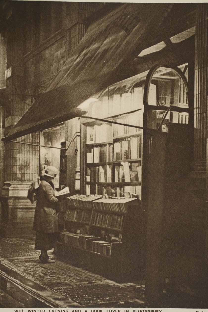 Tutkimassa kirjaa käytettyjen kirjakaupan ulkopuolella kosteana talvi-iltana, Bloomsbury (seepiakuva) tekijältä English Photographer