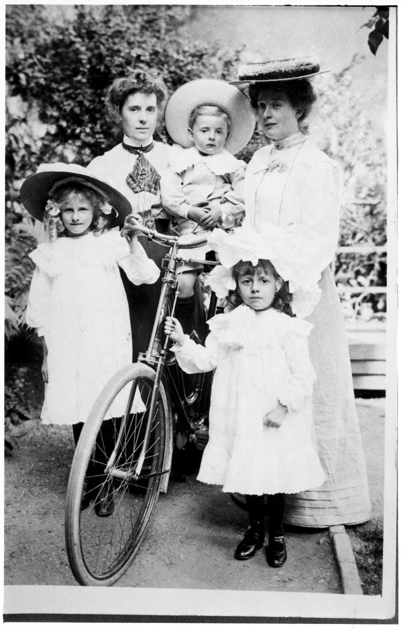 Perheryhmä polkupyörän kanssa, noin 1890-luku tekijältä English Photographer