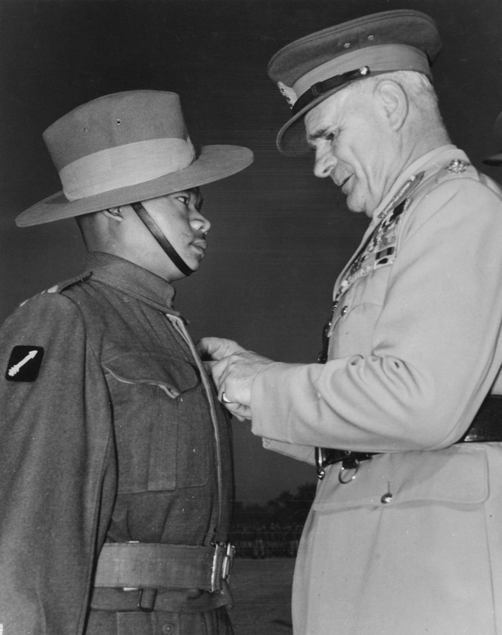 Kenttämarsalkka Sir Archibald Wavell, Intian varakuningas, luovuttamassa Victoria-ristin gurkha-sotilaalle, 1945 tekijältä English Photographer