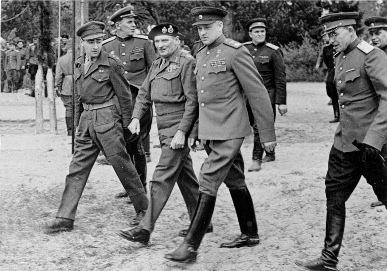 Kenttämarsalkka Bernard Montgomery ja marsalkka Rokossovski, 10. toukokuuta 1945. tekijältä English Photographer