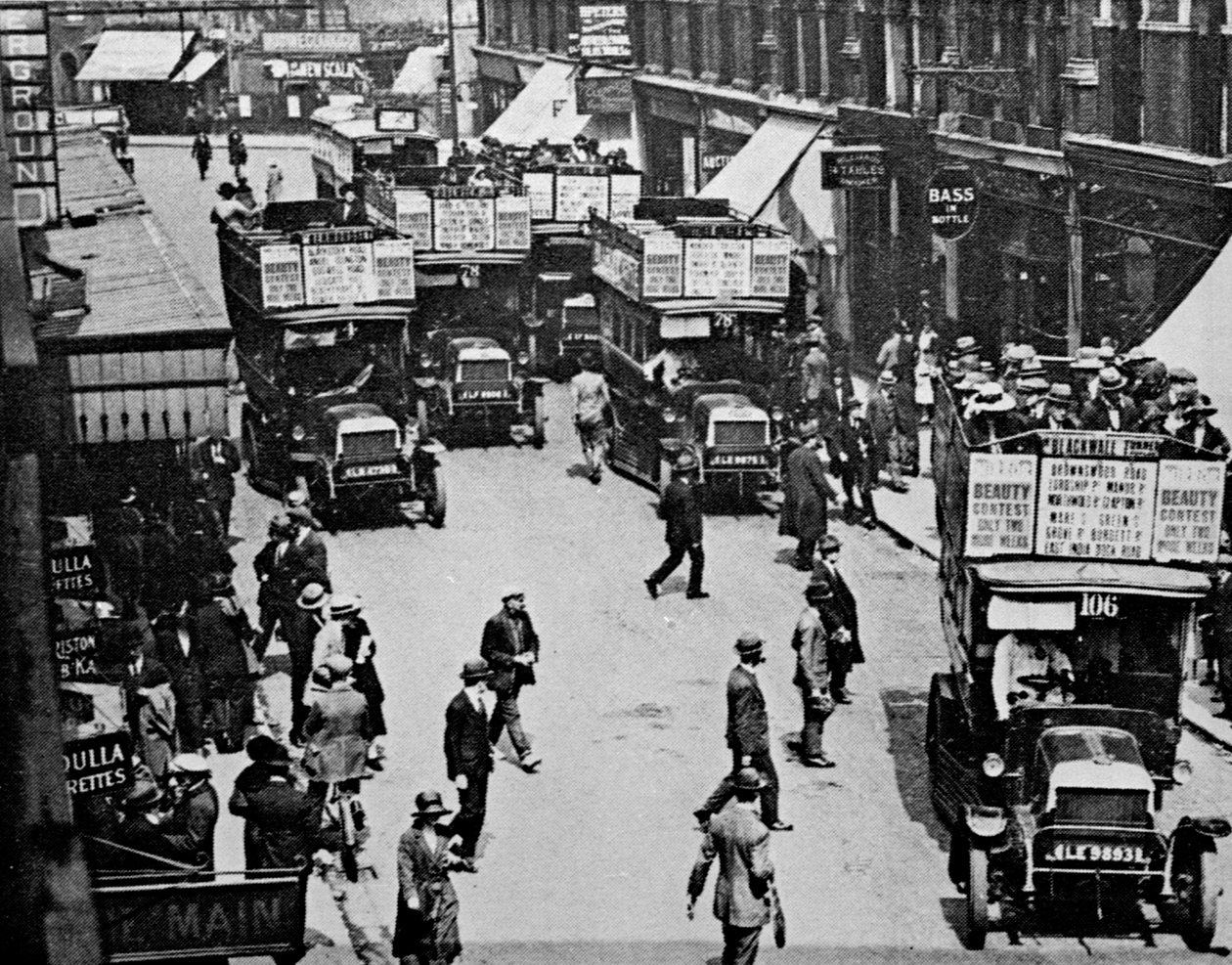 Finsbury Parkin asema, noin 1923 tekijältä English Photographer