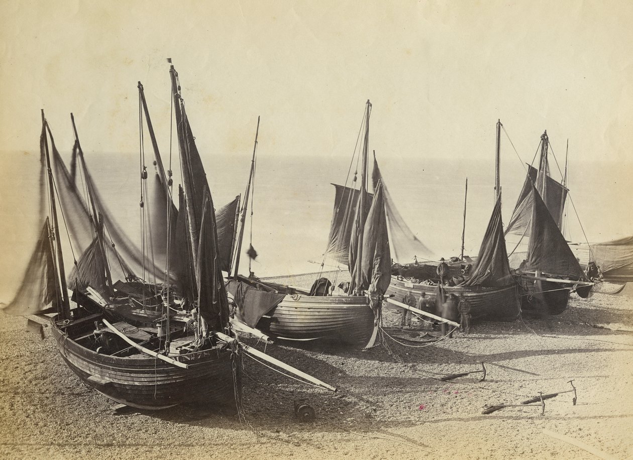 Kalastusveneet vedetään rannalle Shoreham-by-Sea:ssa noin vuonna 1880 (valokuva). tekijältä English Photographer