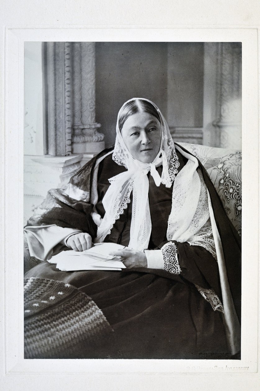 Florence Nightingale, istuu sohvalla Claydon Housen sinisessä huoneessa, 1891 tekijältä English Photographer