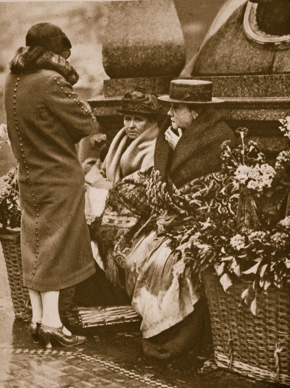 Kukkakauppiaat tapaavat ja juttelevat Piccadilly Circusissa (seepiakuva) tekijältä English Photographer