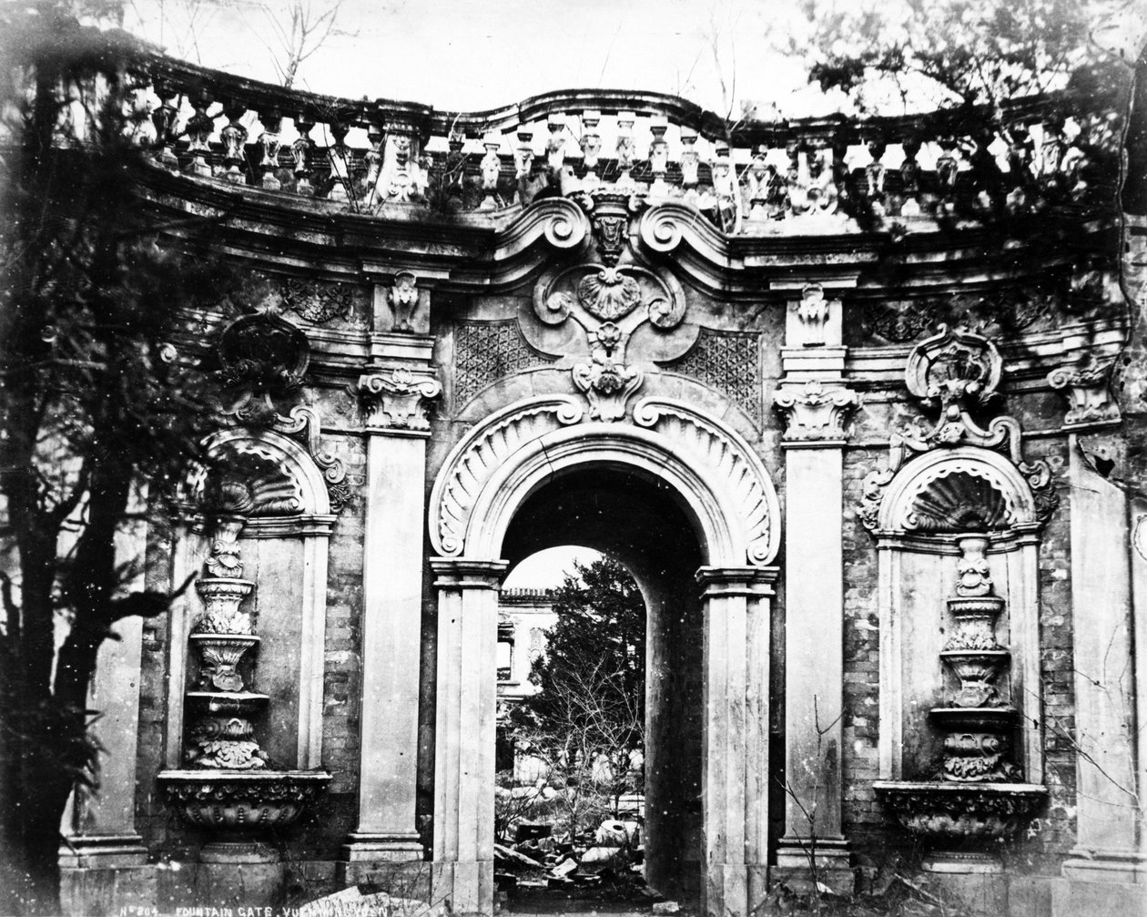 Fountain Gate, Yuan Ming Yuan, n. 1870 tekijältä English Photographer