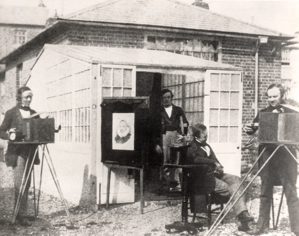 Fox Talbot (oikealla) Readingin valokuvauslaitoksessa, n. 1845 (kalotyyppi) tekijältä English Photographer