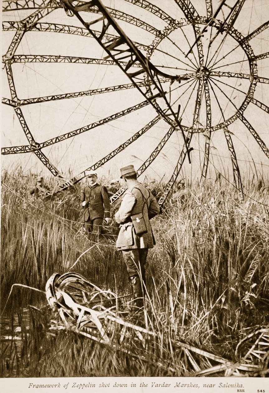 Vardarin suoalueella Salonikan lähellä ammutun Zeppelinin runko, 1914-19 tekijältä English Photographer