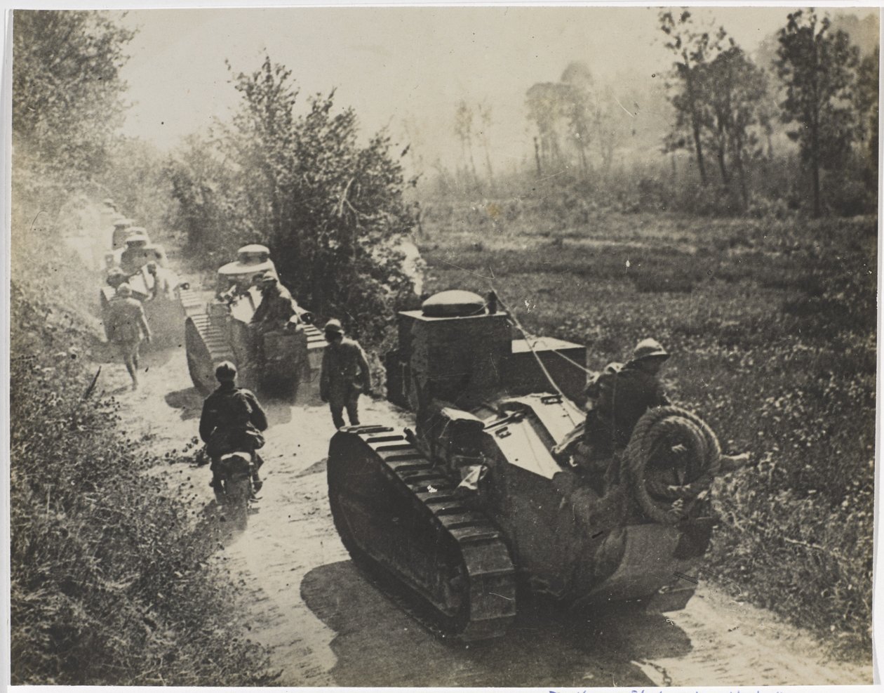 Ranskalaiset Renault FT 17 "Mosquito" tankit, joukot moottoripyörällä ja kävelyllä, 1917-18 tekijältä English Photographer