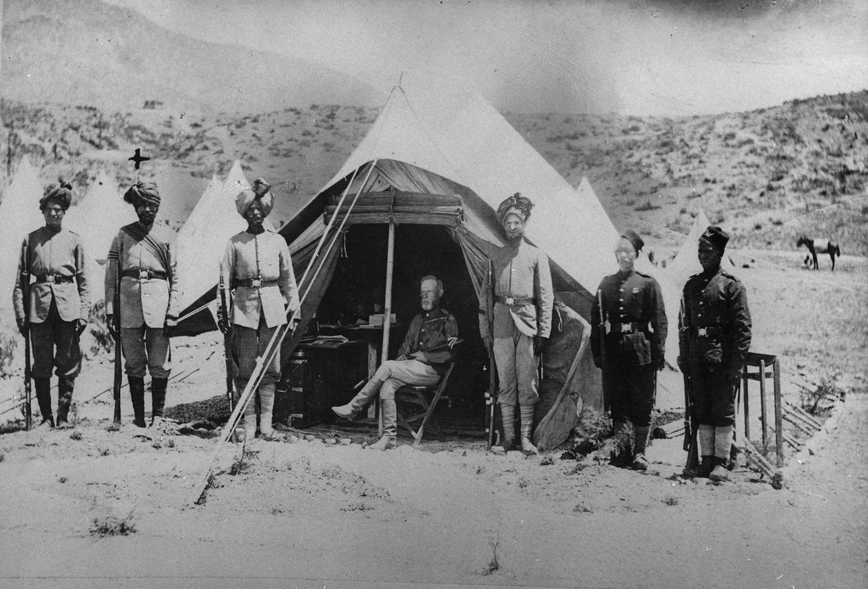 Kenraali Roberts syntyperäisten järjestysmiesten kanssa pienessä teltassa, jota käytettiin toisen Afganistanin sodan aikana 1878-80 tekijältä English Photographer