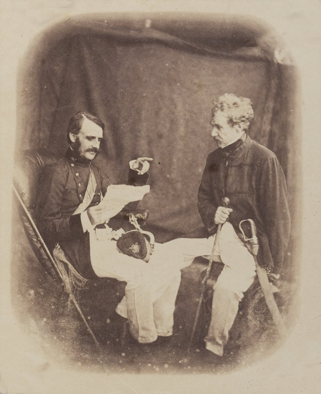 Kenraali Sir Colin Campbell ja kenraalimajuri William Mansfield lukevat lähetyksiä, n. 1858 tekijältä English Photographer