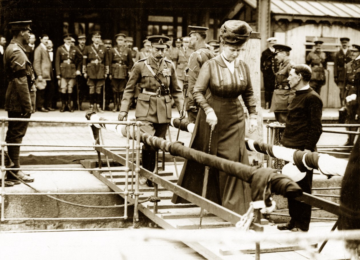 George V ja kuningatar Mary lähtevät veneeseen kotiin tekijältä English Photographer