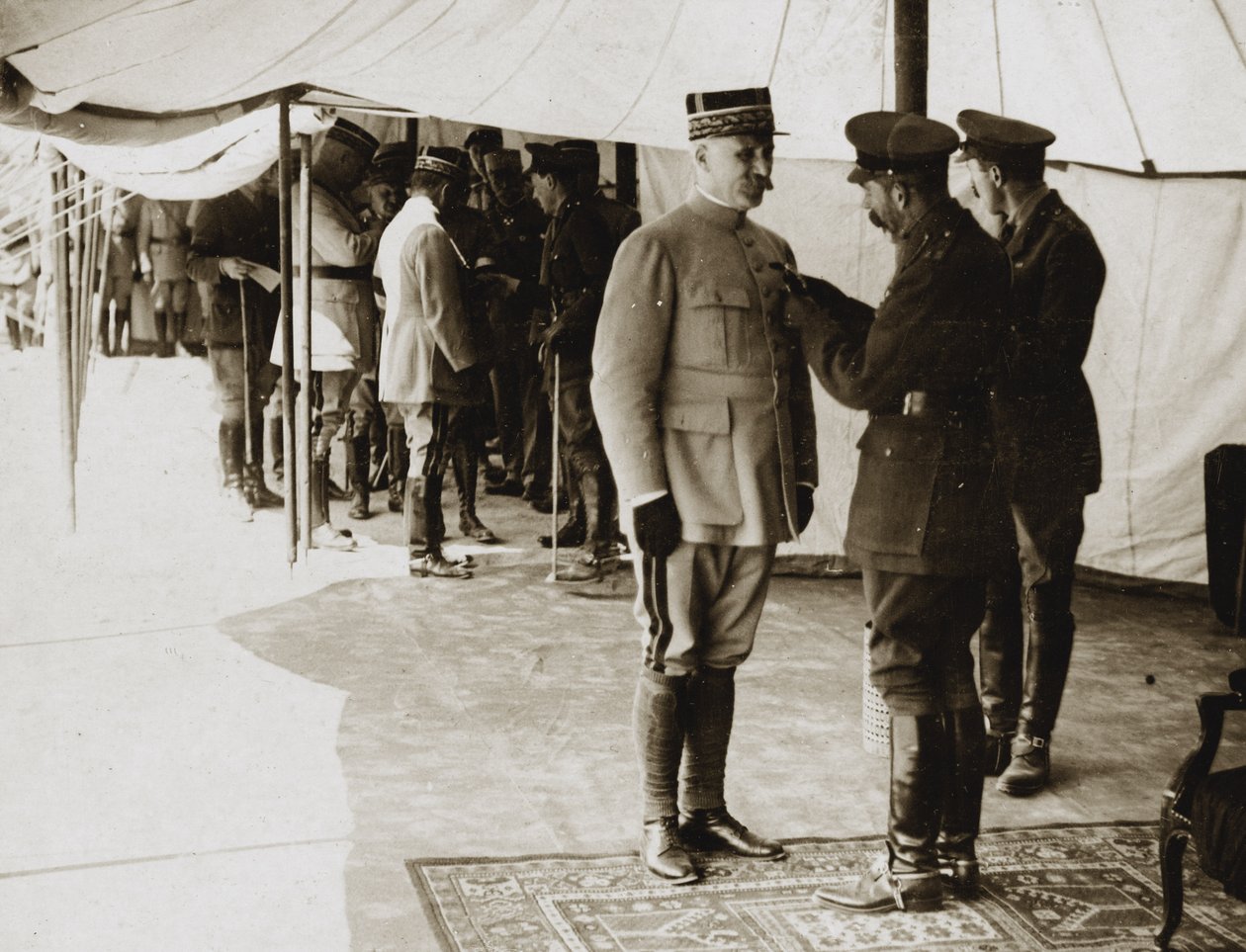 George V koristaa kenraali Petainia tekijältä English Photographer