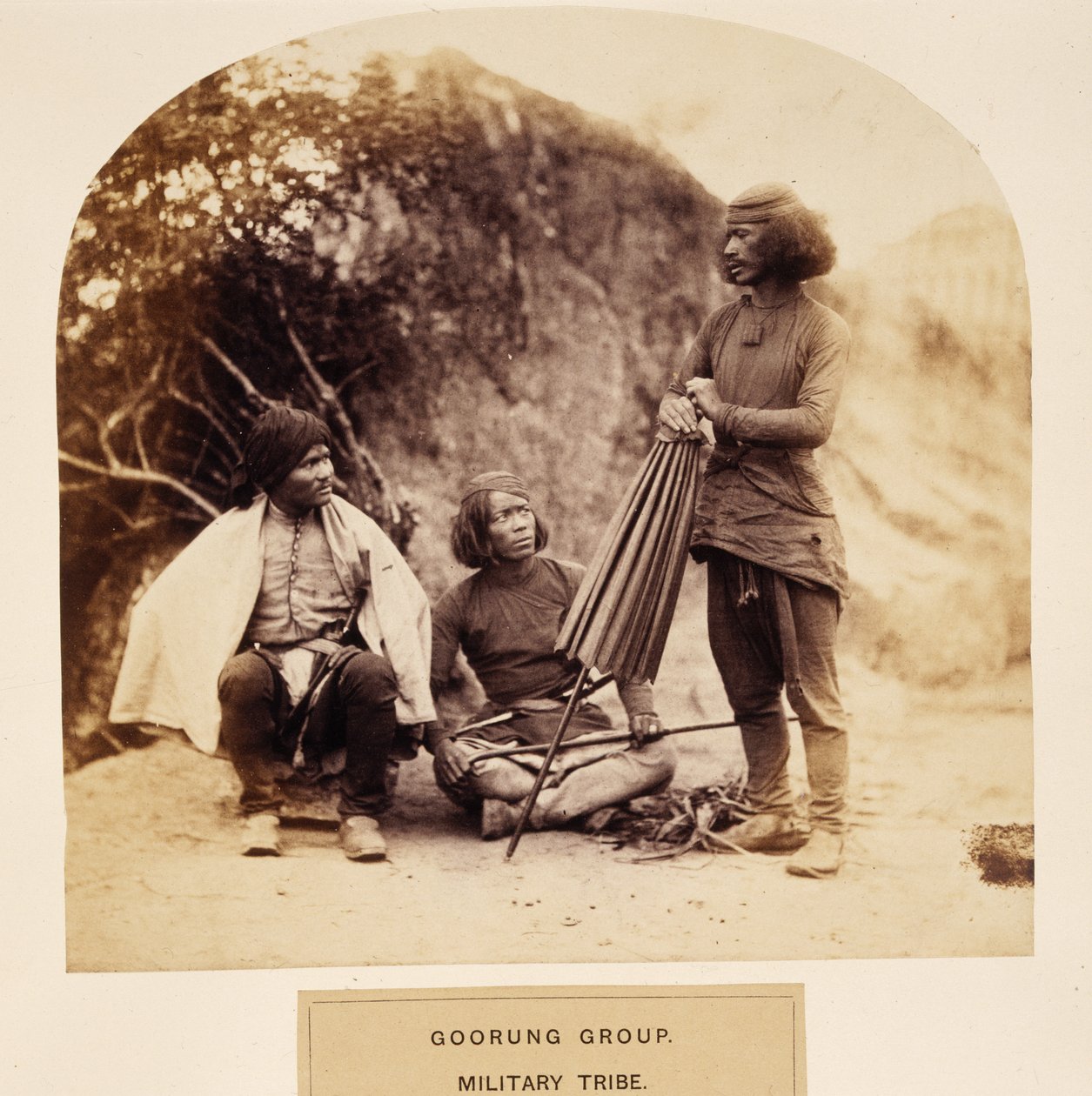 Goorung Group, Military Tribe, Nipal, J. Forbes Watsonin teoksesta The People of India, julkaistu 1868 (albumiprintti) tekijältä English Photographer