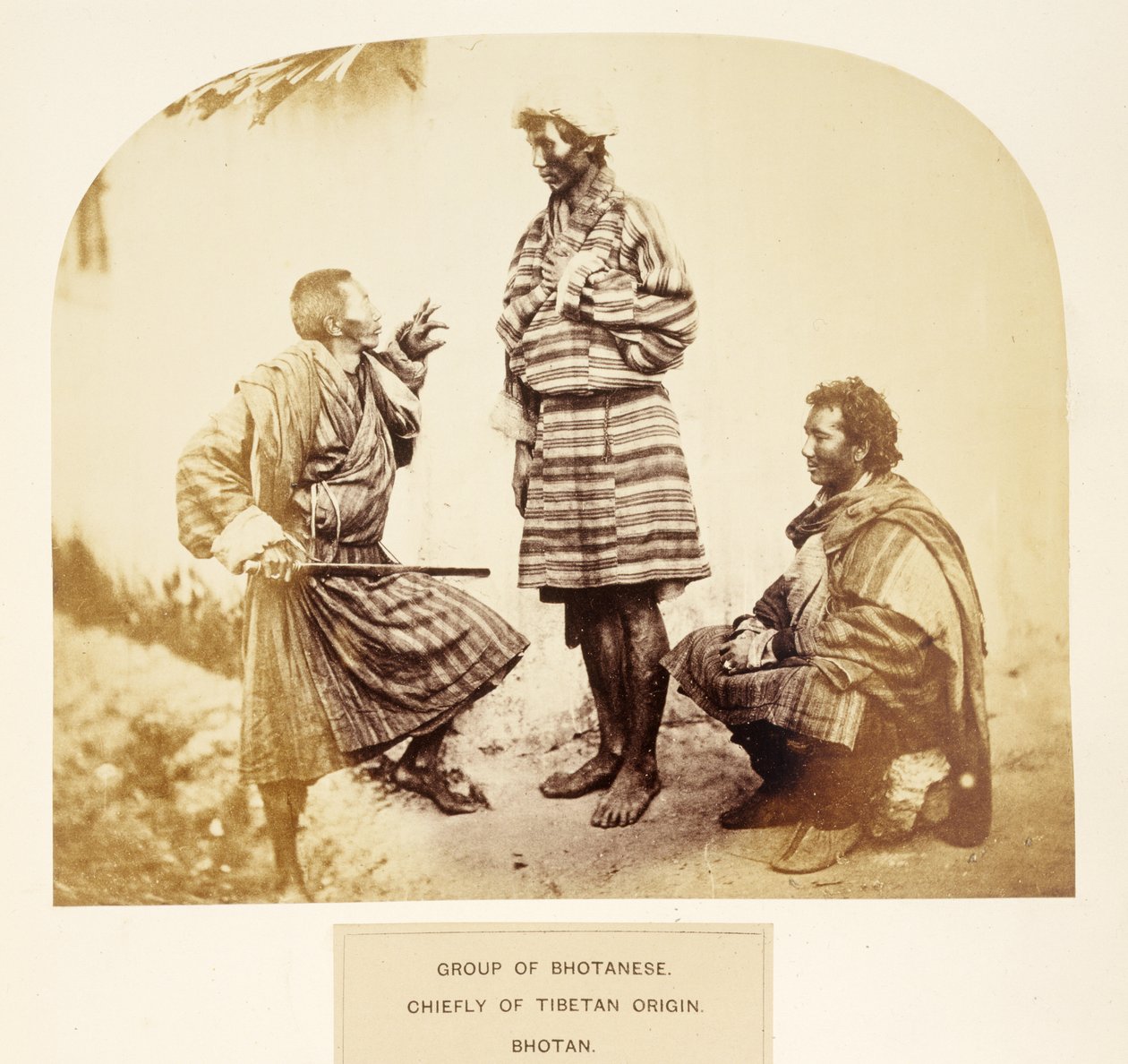 Ryhmä bhotanilaisia, pääasiassa tai tiibetiläistä alkuperää, Bhotan, J. Forbes Watsonin teoksesta The People of India, julkaistu 1868 (albumiprintti) tekijältä English Photographer