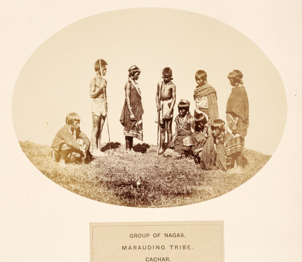 Group of Nagas, Marauding Tribe, Cachar, J. Forbes Watsonin teoksesta The People of India, julkaistu 1868 (albumiprintti) tekijältä English Photographer