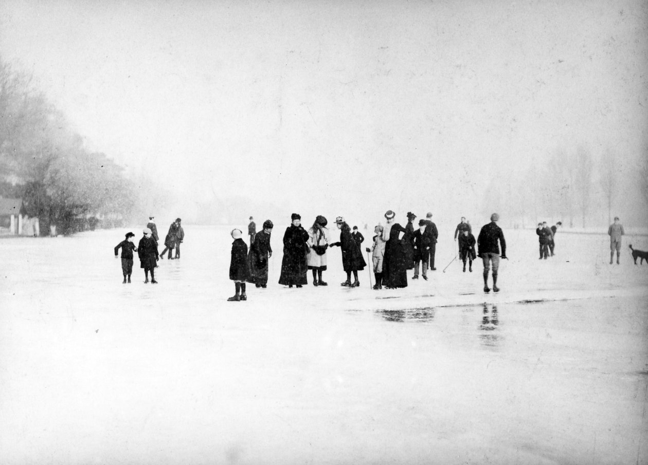 Luistelu fensillä, n. 1870-1899 tekijältä English Photographer