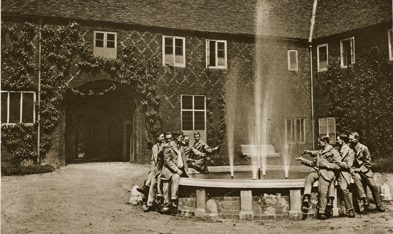 Fulhamin palatsin pihalla 1914-19 tekijältä English Photographer