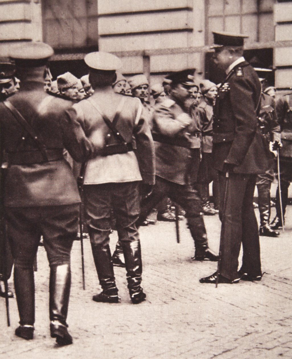 Lontoossa: The Illustrated War News, 14. kesäkuuta 1916 (seepiakuva). tekijältä English Photographer