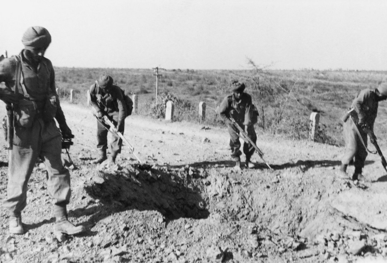 Intialaiset sotilaat etsivät miinoja hiekkatieltä, 1941 tekijältä English Photographer