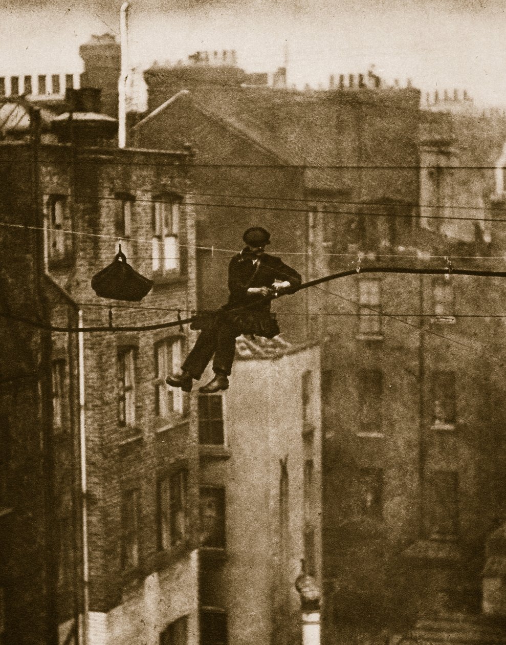 Conduitin ja Maddox Streetin välisen puhelinkaapelin tarkastus (seepiakuva) tekijältä English Photographer