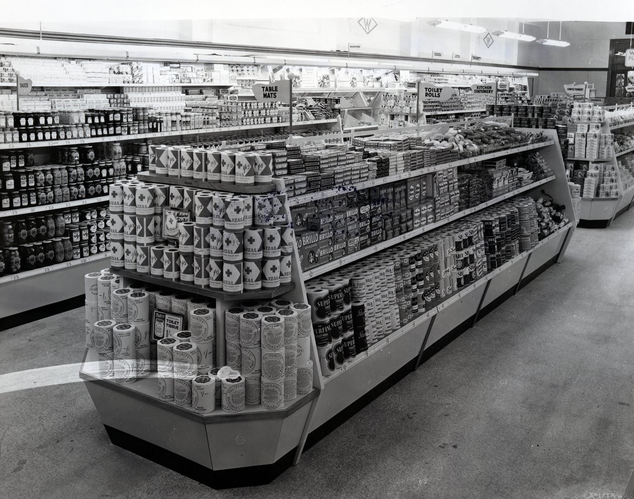 Woolworthsin myymälän sisustus, 1956 tekijältä English Photographer