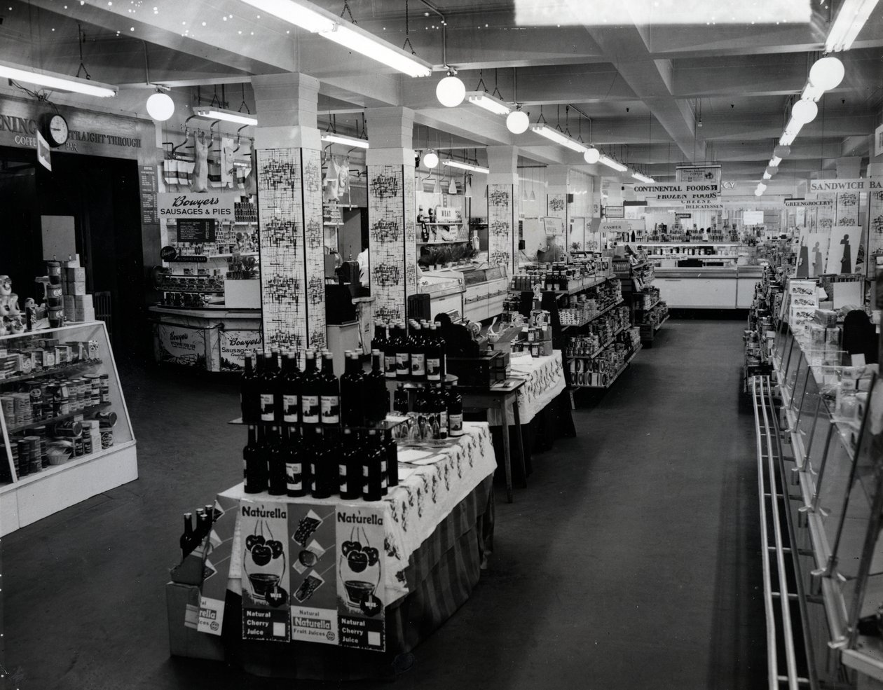 Woolworthsin myymälän sisustus, 1956 tekijältä English Photographer