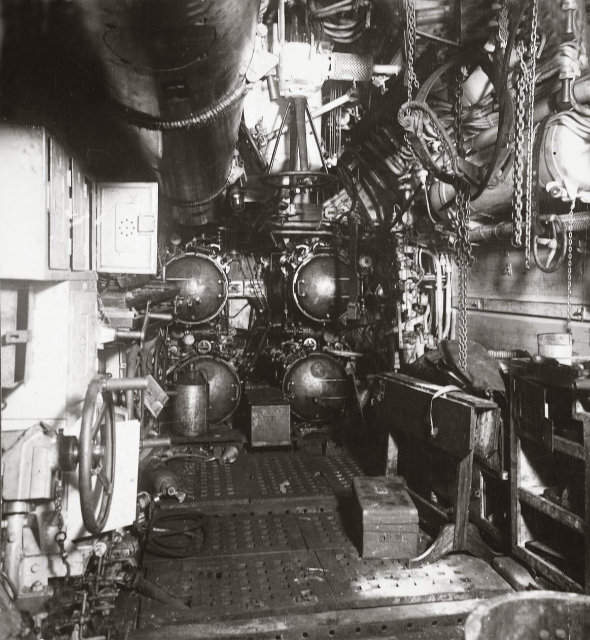 U-veneen 135 etuosan sisäpuoli, jossa on torpedo ja neljä torpedoputkea tekijältä English Photographer