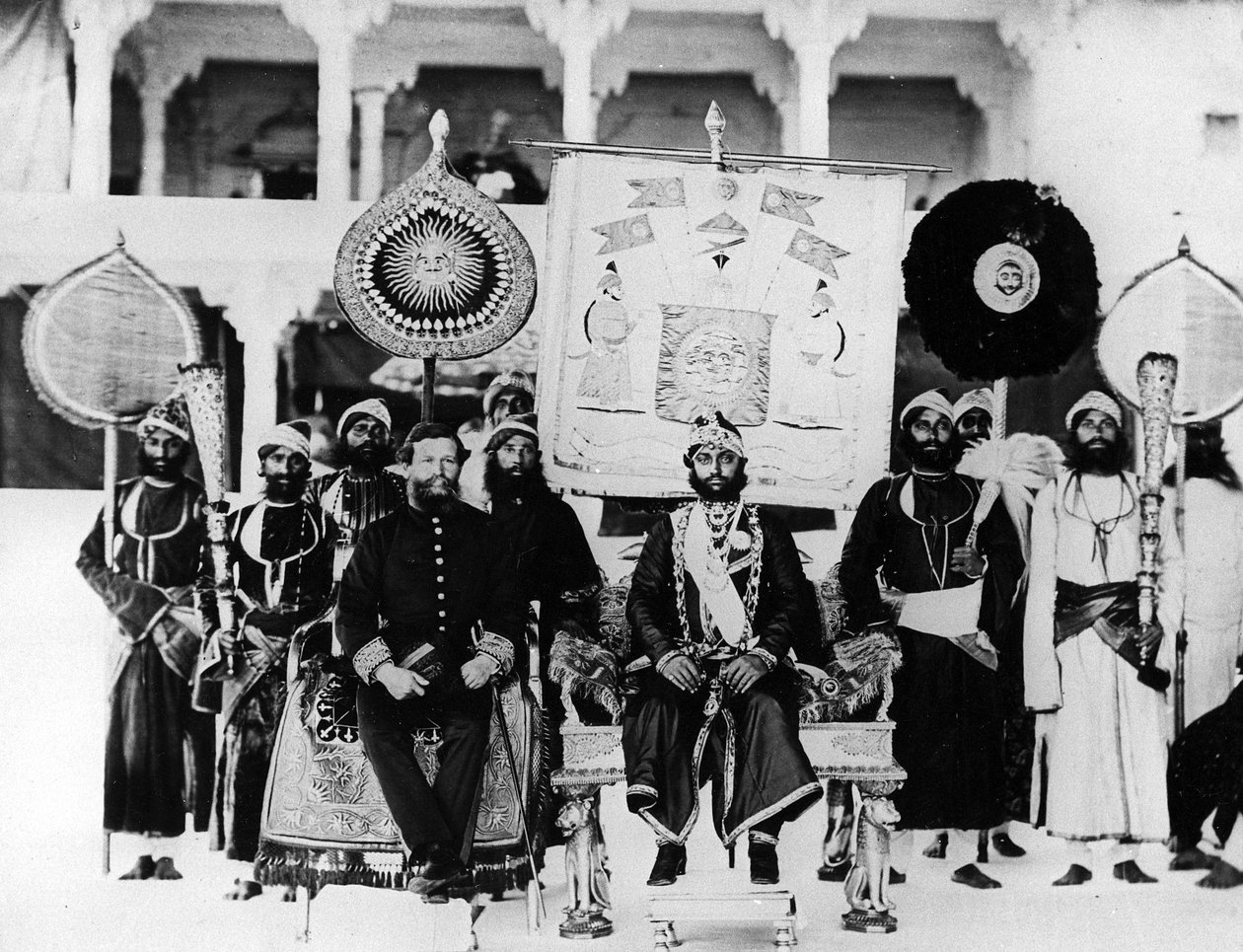 Udaipurin Maharanan sijoittaminen Intian tähden kanssa, 1871 tekijältä English Photographer