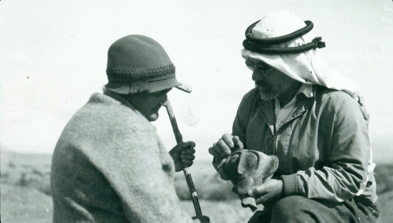 John Garstang näyttää palaa Yahudieh Ware -keramiikkamaljaa rouva Garstangille, 1930 tekijältä English Photographer