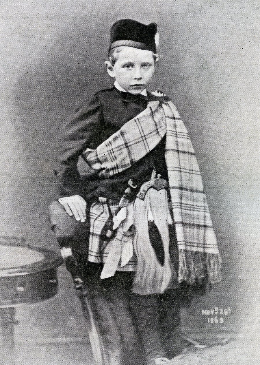 Keisari Wilhelm II kuvattiin 4-vuotiaana takissa, jota käytettiin setänsä Edwardin, Walesin prinssin ja Tanskan prinsessa Alexandran häissä vuonna 1863. tekijältä English Photographer