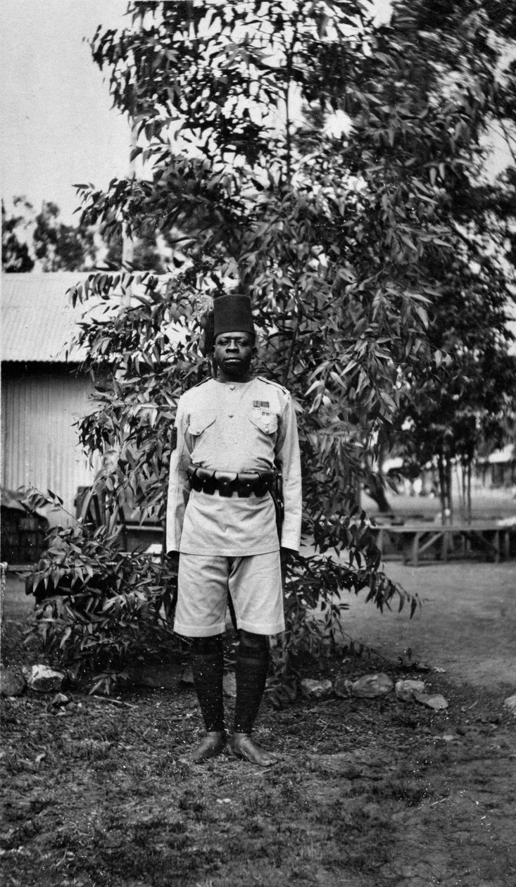 Kenialainen sotilas, n. 1914 tekijältä English Photographer