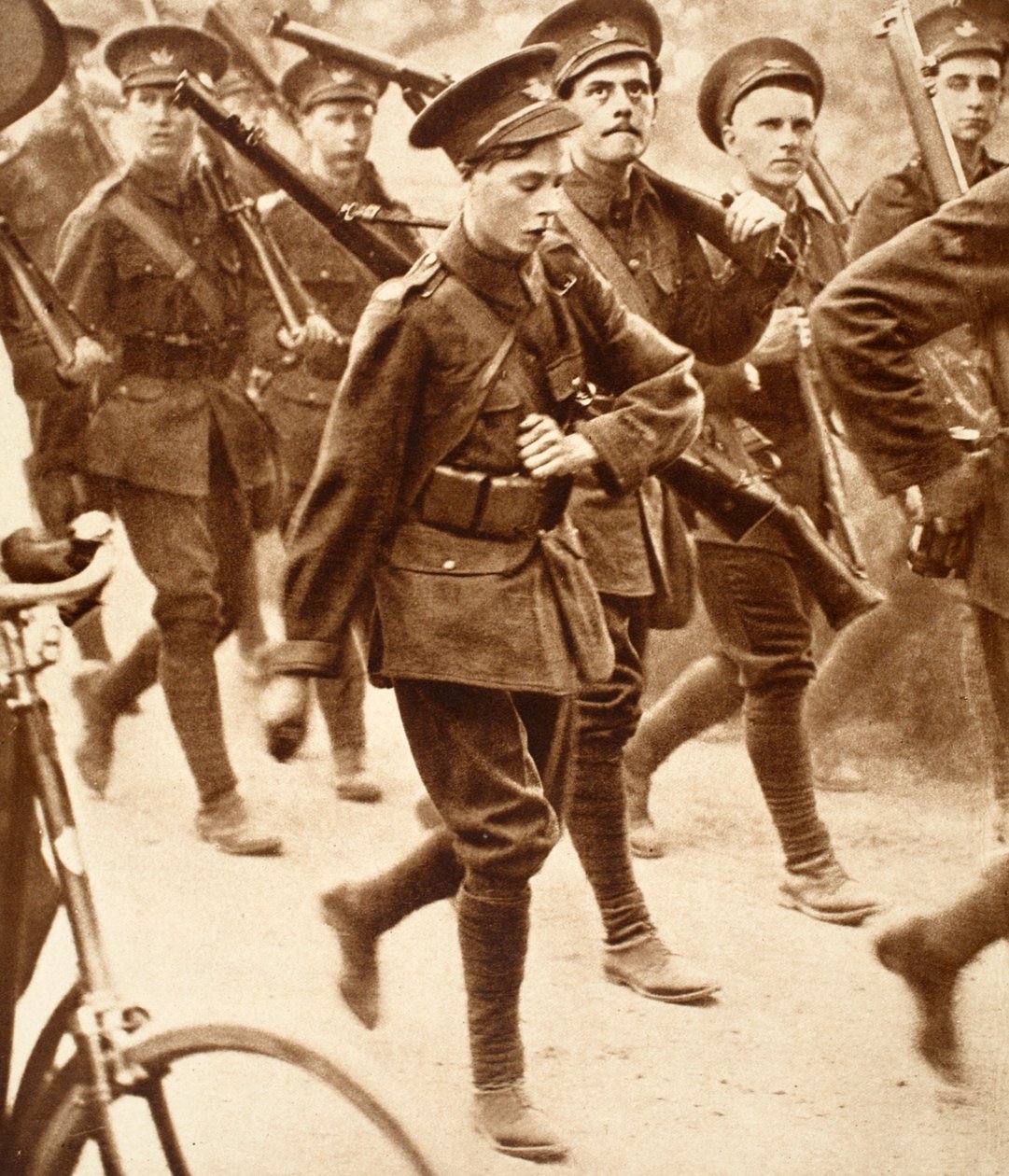 Kuningas Edward VIII marssi Oxford University O.T.C.:n kanssa, ennen ensimmäistä maailmansotaa, n. 1911 tekijältä English Photographer