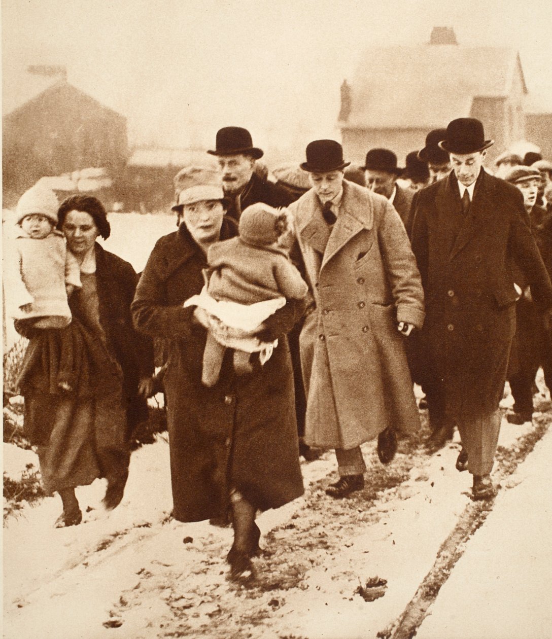 Kuningas Edward VIII kävelemässä lumen läpi Winlatonissa tekijältä English Photographer