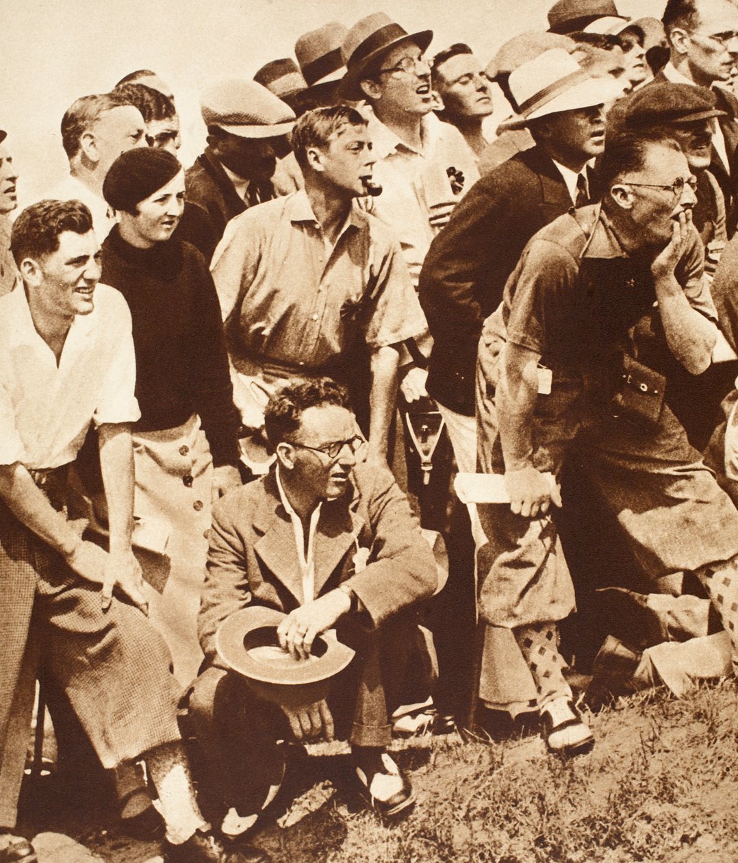 Kuningas Edward VIII ja ystävät katsomassa golfia avoimissa mestaruuskilpailuissa, St. Andrews, 1930-luku tekijältä English Photographer