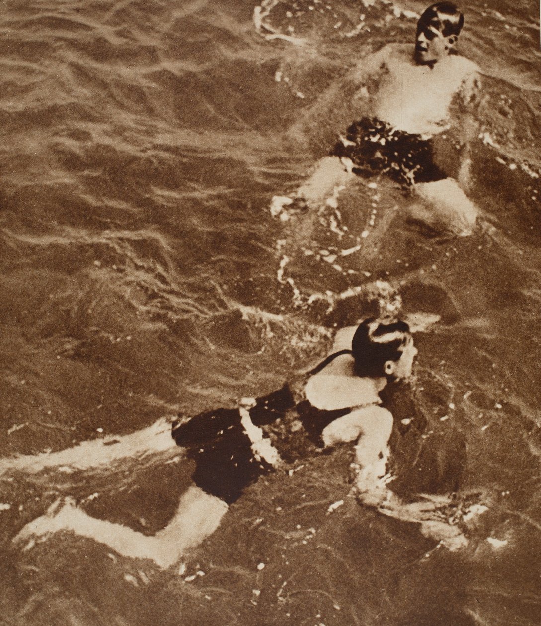 Kuningas Edward VIII ja Kentin herttua uimassa Rivieralla, 1933 tekijältä English Photographer