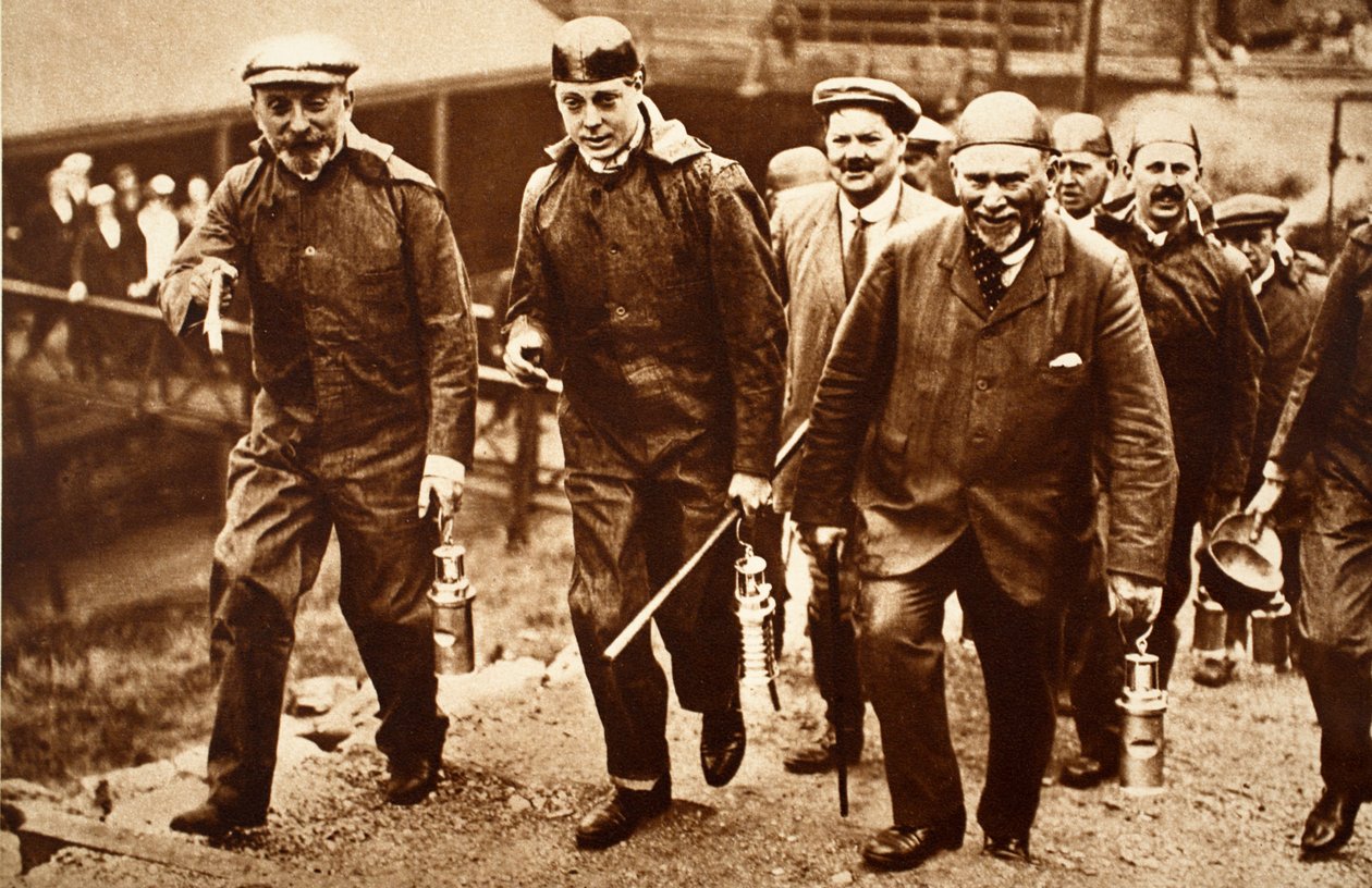 Kuningas Edward VIII ja kaivosmiehet menevät alas Cwmnerin kaivoon, Cardiff tekijältä English Photographer