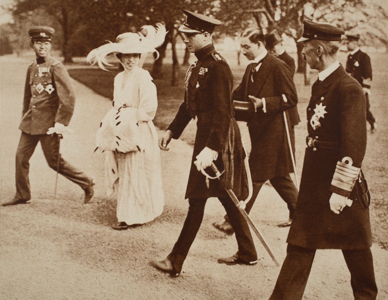 Kuningas Edward VIII Japanin keisarinnan ja kruununprinssin kanssa Japanissa, 1922 tekijältä English Photographer