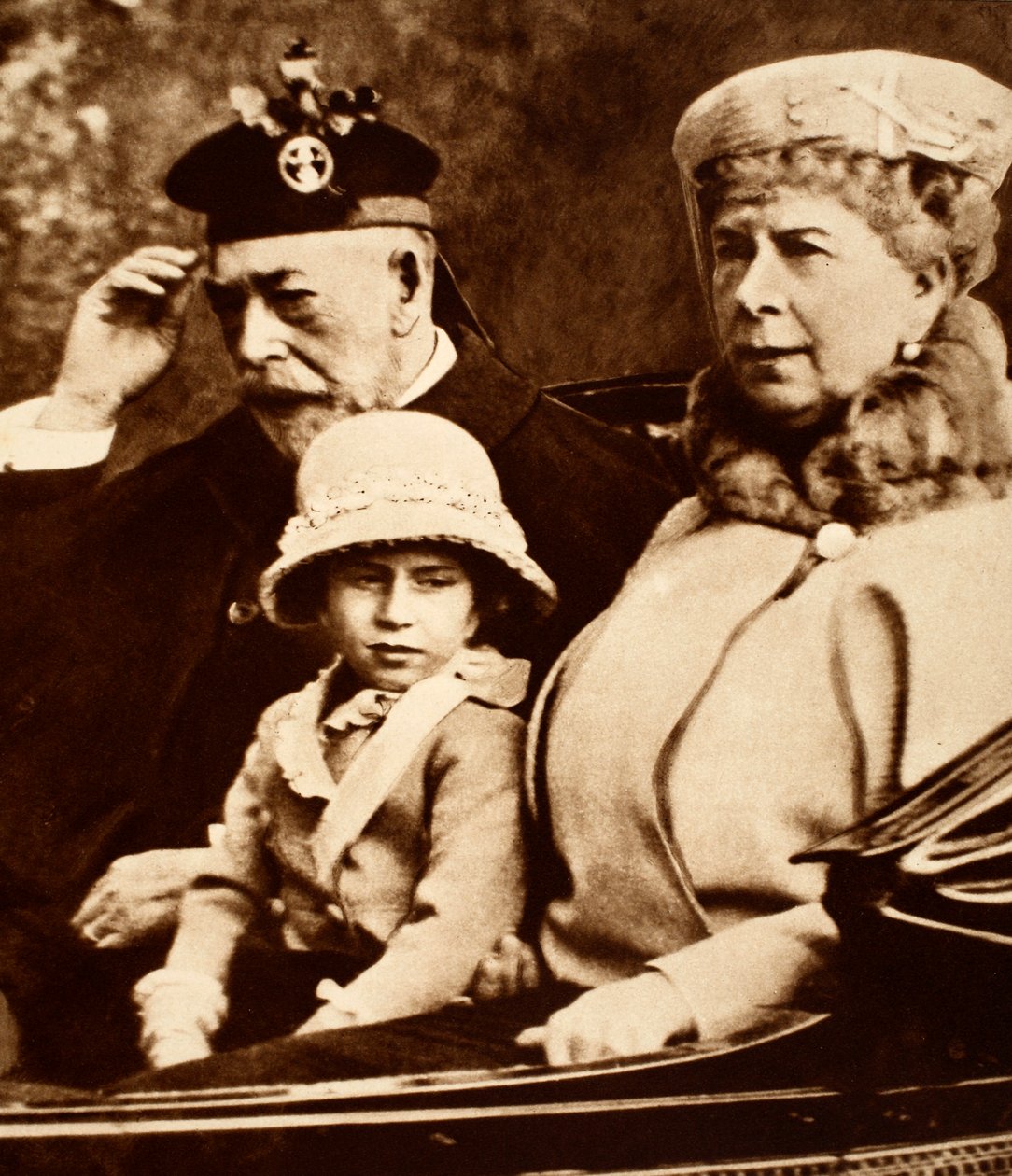 Kuningas Yrjö ja kuningatar Maria ajavat kirkkoon tyttärentyttärensä, prinsessa Margaretin kanssa, 1930-luku tekijältä English Photographer