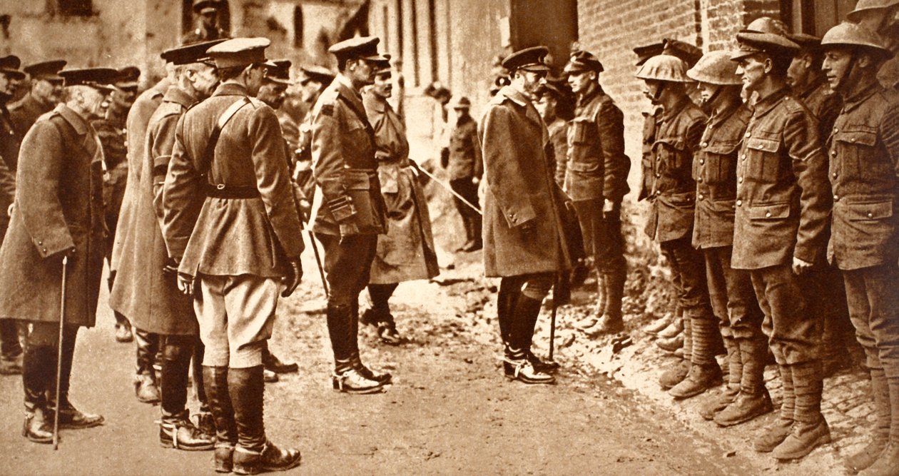 Kuningas Yrjö 7. pataljoonan kanssa. Sherwood Foresters Bullecourtin jälkeen, maaliskuu 1918. tekijältä English Photographer